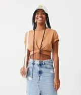 Blusa básica de algodón color tostado, de manga corta con dobladillo y nudo frontal.