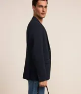 Blazer azul marino de tricolina con cuello clásico, modelo entallado y textura ligera.