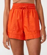 Short runner naranja de lyocell con cintura elástica ajustable con cordón y bolsillos laterales.