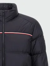 Campera puffer negra Moncler modelo Bouvaque, con cuello alto, cierre frontal con cremallera, bolsillos laterales con cremallera y detalle de franja horizontal blanca y roja en el pecho.