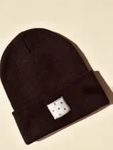 Gorro de lana negro con parche blanco con triángulos negros.