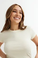 Remera básica de algodón color fucsia, con cuello redondo y mangas cortas.