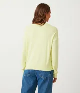 Sweater color marrón de punto con cuello redondo y mangas largas.