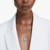 Colgante plateado con espiral de cristales blancos y circonitas transparentes, con cadena fina.