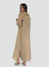 Vestido largo color gris, de lino, con escote en V con volados y lazos.