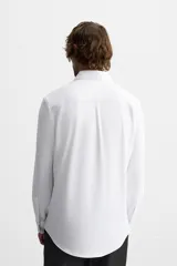 Camisa azul marino slim fit de manga larga con cuello italiano abierto y cierre frontal con botones.