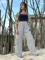 Pantalones frescos y cómodos de tejido ligero, con diseño de rayas en colores pastel.