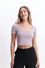 Remera cropped negra de manga corta con escote amplio.