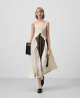 Vestido midi lencero con breteles finos, escote en V y diseño asimétrico con piezas combinadas en diferentes tonos de beige y marrón.