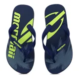 Chinelas de dedo con base celeste y estampado de palmeras y logo Mormaii en blanco y negro.