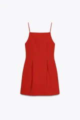 Vestido corto rojo de escote cuadrado con tirantes finos ajustables, detalle de pliegues en delantero y espalda, forro interior y cierre en espalda con cremallera oculta en costura.