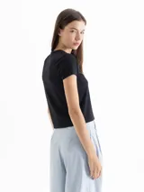 Remera blanca de punto liso elastizada, con escote redondo a la base y mangas cortas. Tiene el logo JCH bordado en la espalda y un fit ajustado al cuerpo.