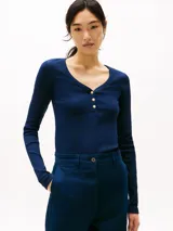 Remera azul marino de manga larga con cuello Henley y botones dorados.