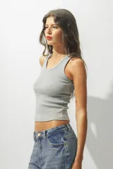 Musculosa gris de algodón con cuello redondo y corte ajustado.