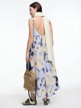 Vestido largo de breteles finos confeccionado en viscosa crinkled con estampa de manchas. De escote en V y silueta evasé, tiene una caída fluida que acompaña el movimiento. El efecto arrugado del tejido le da textura y carácter a una prenda fresca y versátil.