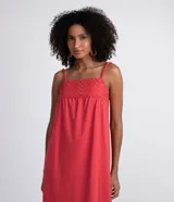 Vestido largo blanco de algodón con tirantes finos, escote cuadrado, detalles de laise en escote y ruedo, y lazo trenzado para atar en la cintura.