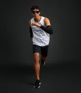 Bermuda deportiva masculina color negro, de corte ajustado tipo biker, confeccionada en microfibra con compresión y bolsillos laterales.