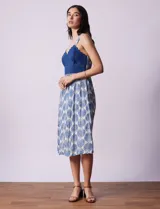 Vestido midi de modal estampado con breteles finos, escote en V y detalle de crochet en el corpiño. Espalda con punto smock.
