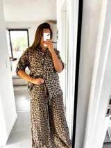 Conjunto de camisa de manga corta con botones y pantalón palazzo acampanado con estampado de leopardo.