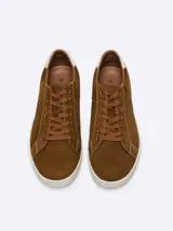 Zapatilla de nobuck calado, con capellada de cuero y forro de PU y algodón.