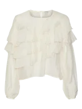 Blusa color crema con volados, cuello redondo y mangas largas con puños abotonados.