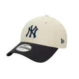 Gorra New Era color beige con visera curva negra y logo de los New York Yankees bordado en azul marino.
