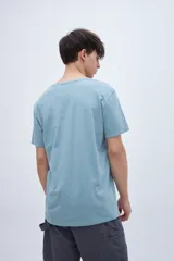 Remera negra de algodón, de corte recto y manga corta.