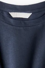 Remera azul marino de algodón con cuello redondo.