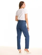 Jegging de algodón elastizado color gris claro, con pretina ancha elastizada de tiro alto, bolsillos laterales simulados con remaches metálicos y bolsillos traseros funcionales.