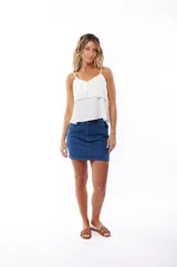 Blusa blanca de poliéster con tirantes finos y detalle de crochet en el pecho.