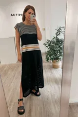 Vestido midi tejido de punto con rayas horizontales en la parte superior y falda calada.