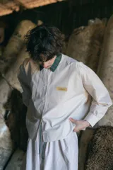 Bermuda holgada negra con cintura elastizada y hebillas de ajuste.