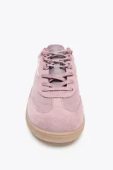 Zapatillas deportivas color rosa con detalles en blanco y suela color caramelo. Fabricadas con una combinación de materiales y cierre con doble cordón en contraste.