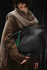 Bolso de símil cuero color marrón con interior forrado y necessaire incluido.