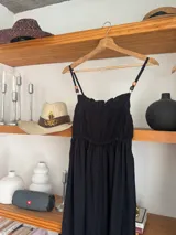 Mono largo de color blanco, con breteles finos y escote recto con volados.