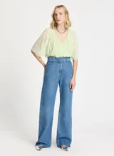 Pantalón de jean celeste de corte palazzo, tiro alto, con trabillas y cinturón de tela a juego con hebilla forrada.