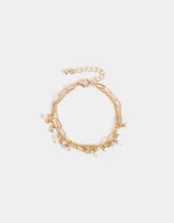 Pulsera dorada de doble cadena con dijes de perlas y strass.
