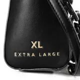 Cartera negra de cuero sintético con diseño acolchado, doble asa corta y correa larga regulable. Incluye cadena decorativa de eslabones grandes en el frente, cierre superior y bolsillos internos.