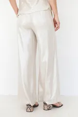 Pantalón de lino color negro, de corte palazzo y tiro alto.