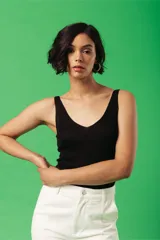 Blusa tejida negra con escote en V y breteles finos.