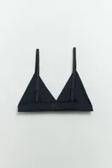 Soutien negro liso de poliamida sin aro con textura acanalada.