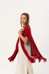 Ruana tejida de hilo color rojo con lurex y terminación de flecos.