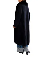 Abrigo largo de punto con diseño fluido y largo maxi, confeccionado en mezcla de poliamida, algodón y acrílico. Cuenta con un cuello de pelo sintético removible y bolsillos laterales.