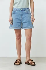 Short de jean celeste con bolsillos delanteros y traseros, y ruedo desflecado.