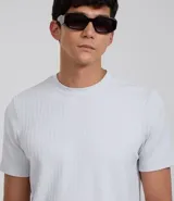 Remera de manga corta, cuello redondo y calce ajustado (slim fit), color gris claro, con textura acanalada vertical.