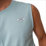 Musculosa verde con logo estampado en el pecho.