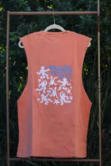 Musculosa celeste con cuello redondo y sisas amplias. Estampado frontal con el logo de la marca 'esta es tuya' y figuras abstractas.