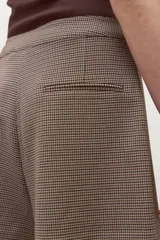 Short falda de tejido estampado en tonos tostados y marrones, con corte acampanado.