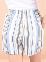 Short de tiro alto con estampado a rayas verticales en tonos celeste, azul, gris y ocre. Tiene bolsillos laterales y lazo para ajustar en la cintura.