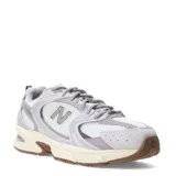 Championes New Balance 530 de mujer, color gris claro con detalles en blanco y beige. Presentan una capellada de malla transpirable con refuerzos sintéticos y entresuela con tecnología ABZORB.